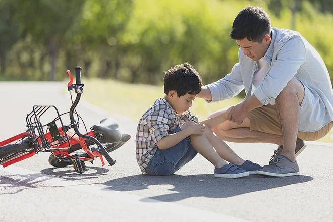 跌倒占儿童意外60%！家长如何为孩子预防风险(图2)